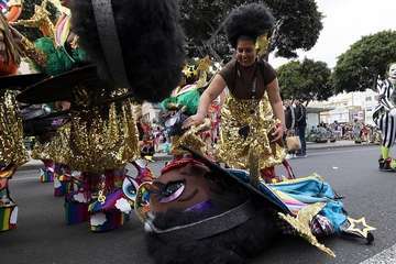  Telde disfruta con el pasacalle de los protagonistas del Carnaval de 'Studio 54'/Lpacarnaval.